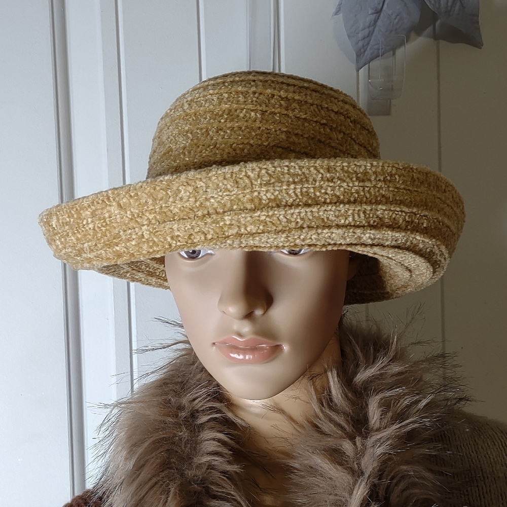 Like new condition hats for women One size